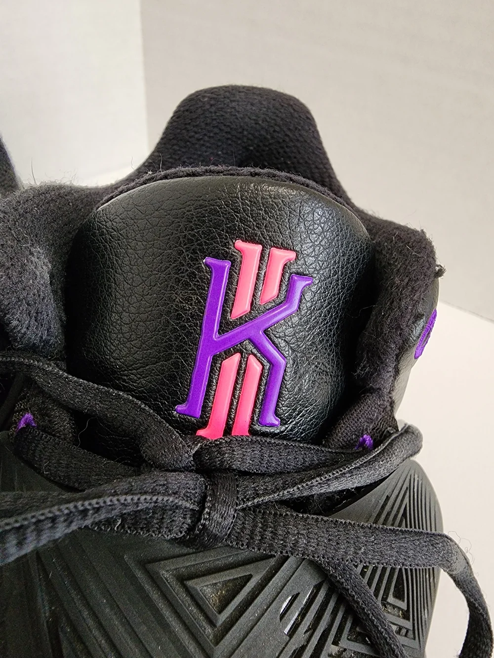 Nike Kyrie Flytrap 3 GS Floral Swoosh Basketball Shoes Black 6Y FLAW READ DESC